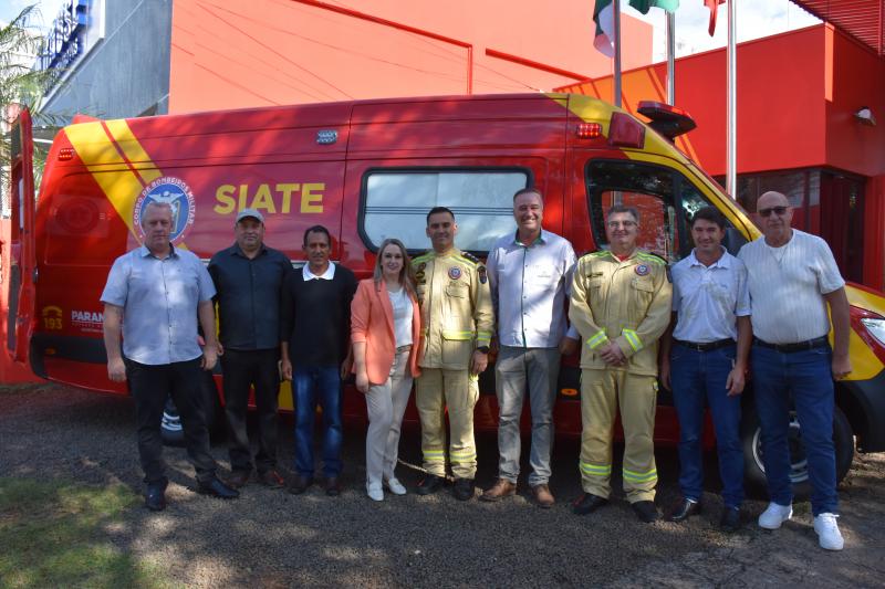 Vereadores acompanham entrega de ambulância nova aos bombeiros